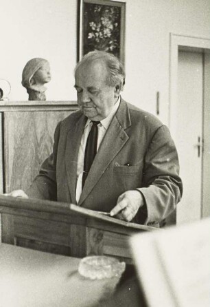 Porträt Ottmar Gerster (1897-1969; Komponist, Musikschriftsteller). Aufnahme 1968 an einem Schreibpult. Fotografie von Evelyn Richter