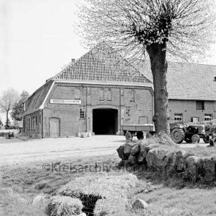 Braaker Krug: rechts hinter Baum Trecker mit Anhänger