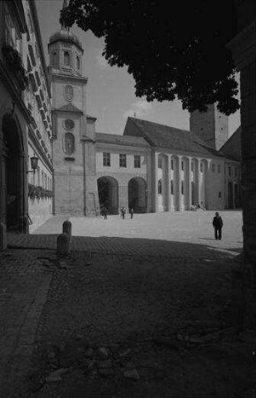 Freising: Domplatz mit Portal und Torbögen