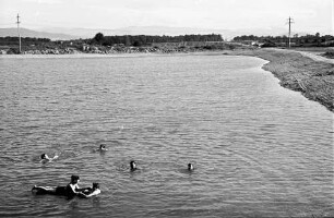Riegel: Baggersee mit Badenden bei Riegel