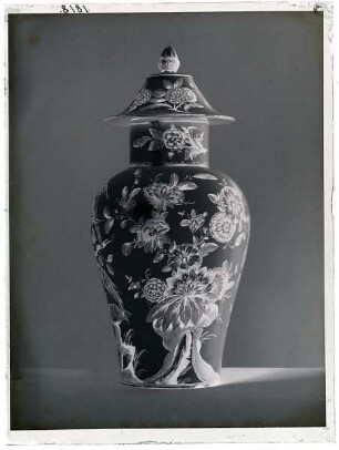 Vase mit Paradiesvögeln und Päonien