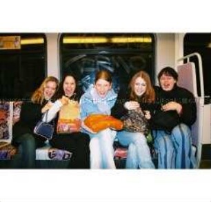 Fünf lachende Schülerinnen in der Berliner U-Bahn (Prämiertes Foto Sonderthema: Familienbilder)