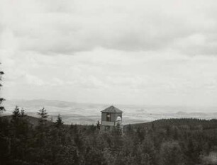 Jeřabina (Haselstein) mit Weber-Illing-Warte : Blick vom Erzgebirgskamm über den Haselstein mit Aussichtsturm (Weber-Illing-Warte) bei Böhmisch Einsiedel (Mníšek) über das Bilina-Tal auf die westlichen Ausläufer des Böhmischen Mittelgebirges