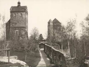 Burg Stolpen, Seigerturm (links) und Johannisturm (rechts). Im Vordergrund der vierte Hof