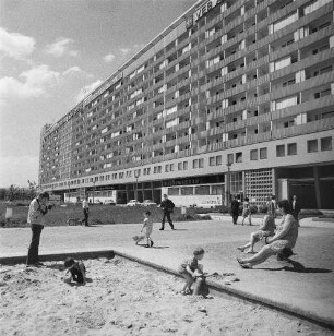 Dresden-Altstadt, Prager Straße. Appartementhaus (1965-1967; M. Arlt, K. Haller, K.-H. Schulze)