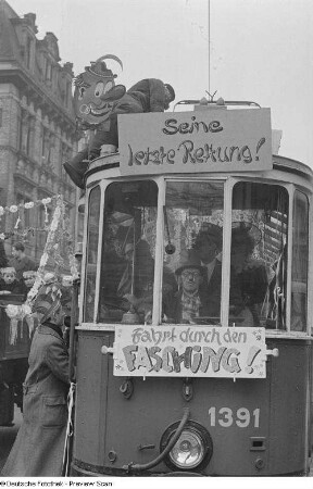 Geschmückte Straßenbahn beim Karnevalsfestzug