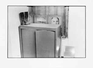 Gerahmte Portraits von Erich Honecker und Michail Gorbatschow hinter einem Schrank