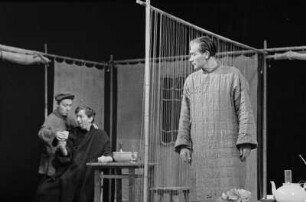 Szenenbilder aus "Hirse für die Achte", altes chinesisches Volksstück mit N. Christian, R. Schelcher, H. Schubert, L. M. Weber, J. Kamper, F. Düren, F. Gnaß, Berliner Ensemble, 1954