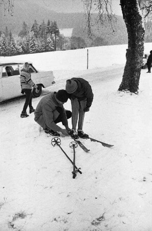 Skifahren an weißer Weihnacht.