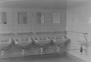 MTS Mücka + Lehrlingswerkstatt : Mücka. Gebäude der Lehrlingsausbildung der Kreisbetriebe für Landtechnik, Maschinen-Traktoren-Station (MTS). Sanitärraum