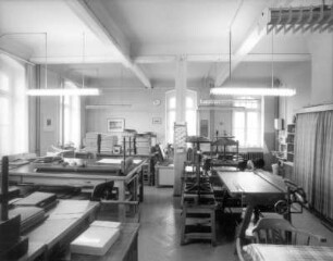 Sächsische Landesbibliothek - Staats- und Universitätsbibliothek Dresden. Zentralbibliothek (ehem. Landesbibliothek). 2. Obergeschoss. Abteilung Bestandserhaltung, Buchbinderei mit Arbeitstischen, Schneidemaschinen und Pressen : Dresden-Neustadt, Marienallee 12. Sächsische Landesbibliothek - Staats- und Universitätsbibliothek Dresden. Zentralbibliothek (ehem. Landesbibliothek). 2. Obergeschoss. Abteilung Bestandserhaltung, Buchbinderei mit Arbeitstischen, Schneidemaschinen und Pressen