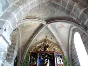 Kirchturm Innen (romanischer Chorturm) -Turmchor mit Kreuzrippengewölbe(mit Schlußstein) in Übersicht