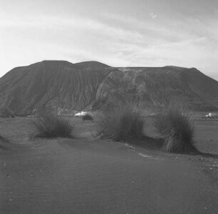 Vulcano, Blick auf den Vulkan mit Dampfwolke einer Fumarole