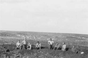 Zweiter Weltkrieg. Frontbilder. Sowjetunion. Angehörige der deutschen Wehrmacht beim Ausheben eines Schützengrabens. Im Hintergrund ein Dorf