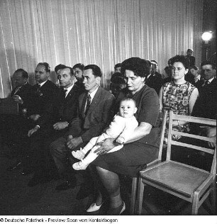 10000. Patenkind (Zirkus?, Delegartion mit Krolikowski bei Familien?, Versammlung, Baby,