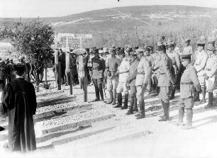 Beerdigung von Leutnant von Künsberg und Kraftfahrer in Nazareth, Juni 1918