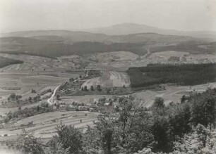 Thüringer Wald. Südabhänge des Thüringer Waldes, vom Domberg bei Suhl nach Westen gesehen