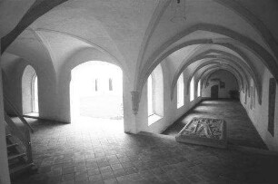 Abensberg: Kreuzgang im Karmelitenkloster
