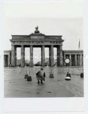 Stacheldrahtabsperrung am Brandenburger Tor