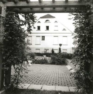 Cottbus. Landhaus (Standesamt), Lieberoser Straße 7, um 1820. Giebelfront (durch Pergola)