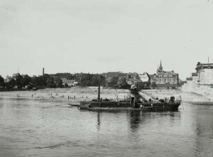 Dresden. Blick vom Altstädter Ufer unterhalb der Augustusbrücke über die Elbe mit Baggerschiff auf das Neustädter Ufer