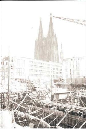 Köln: NWDR-Haus und Dom, Vordergrund Bauplatz des Museums