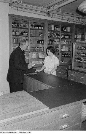 Patient an der Arzneimittelausgabe