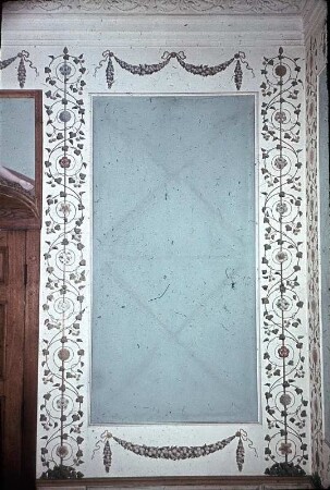 Gliederung mit floralen Motiven und antiken Vasen
