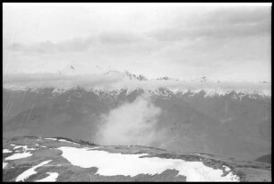Schmittenhöhe: Fernblick auf die Tauern, Vordergrund Schneefeld