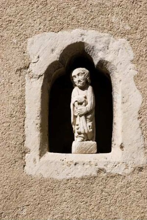Frankreich. Auvergne. Allier. Ebreuil. Figur in Mauernische