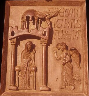 Tür der Porta di San Ranieri / Bronzetür mit Szenen zum neuen Testament — linker Türflügel — erste Bildreihe, linkes Feld: Die Verkündigung