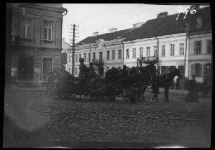 Kowno (=Kaunas, Litauen): Zweispänner mit Personenkutsche auf einer Straße