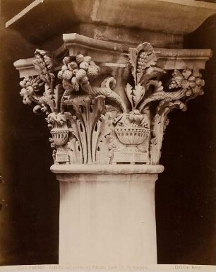 Firenze - Capitello nel cortile del Palazzo Gondi, G. da Sangallo