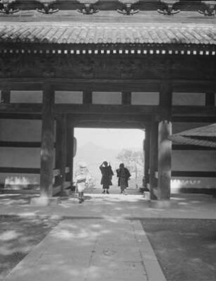 Eingangstor zum Kotohira-gū : Teilansicht mit Pilgern