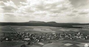 Sächsische Schweiz. Blick von der Kaiserkrone über Schöna gegen die Zschirnsteine