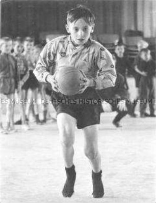 Porträt eines Jungen mit Ball