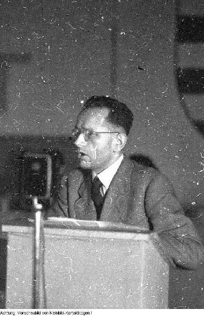 Arno Wend, Vorsitzender der Dresdner SPD, als Redner auf dem Gründungskongress der "Dresdner Volkssolidarität" am 27. September 1945. Dresden-Pieschen, Goehlewerk (1947-1962 Sachsenverlag), Riesaer Straße 32