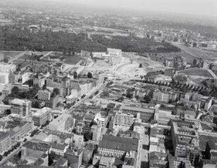 Luftaufnahme, Blick von Süden auf das Richtung Kulturforum mit der Philharmonie. Berlin-Tiergarten, Potsdamer Straße