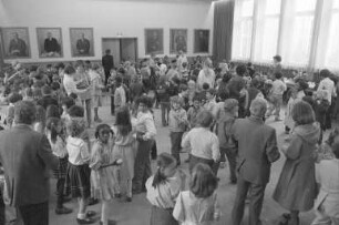 Deutsch-amerikanische Freundschaftswoche. Einladung der Stadtverwaltung an Schulkinder der amerikanischen Elementary-School