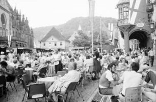 Freiburg: Vollbesetzter Münsterplatz vor dem Kaufhaus
