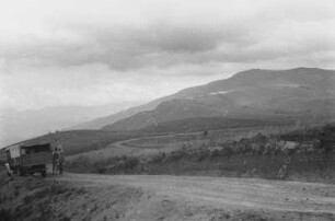 Straße bei Lupa mit Mbeya Gebirge : Berglandschaft mit einer Straße die von Lupa in das Mbeya-Gebirge führt