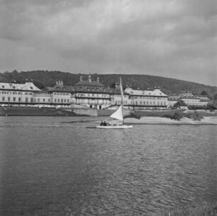 Dresden-Pillnitz. Blick über die Elbe zum Schloss Pillnitz