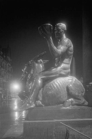 Dresden. Skulptur Bacchus, auf Esel reitend vor dem Neuen Rathaus