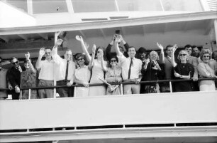 16. Tagung 1966 Mediziner; Porträts auf dem Schiff: Winkende auf Schiff