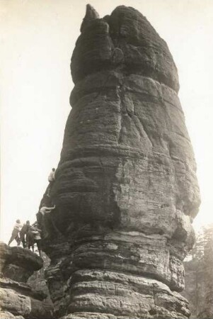 Sächsische Schweiz, Affensteine. Hauptdrilling. Seilschaft Paul Schöne bei der Erstbegehung über den Alten Weg (VIIc [IXa])