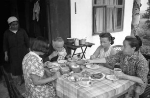Nepotrowo: Haus Olschewski, [Familie] beim Frühstück