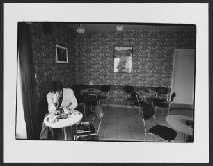 Café : Mann mit Stern-Magazin in einem New Yorker Café sitzend, den Arm auf den Caféhaus-Tisch gestützt