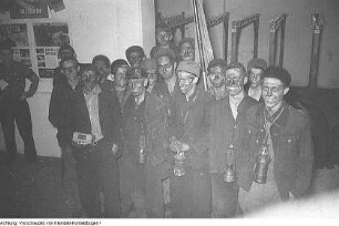 Oelsnitz/Erzgeb. VEB Steinkohlewerk Oelsnitz. Karl-Liebknecht-Schacht, Hochleistungsschicht, 22. April 1950 & Oelsnitz/Erzgeb. VEB Steinkohlewerk Oelsnitz. Jugendbrigade nach der Hochleistungschicht im Schacht "Karl Liebknecht", 1950