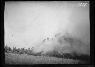 Ferme du Billon (bei Montaigu, Dep. Aisne, Frankreich): Soldaten neben und auf einem qualmenden Getreideschober