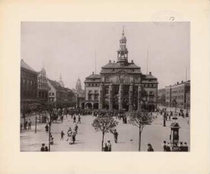 Rathaus, Lüneburg: Fassade zum Markt mit belebtem Platz